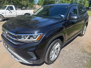 2022 Volkswagen Atlas 2.0T SE w/Technology - Exterior Front Left Corner Image